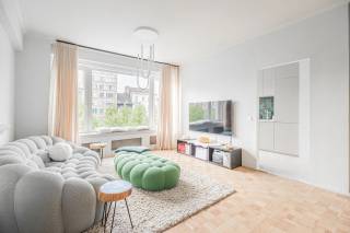 Dit volledig gerenoveerde appartement met één giga slaapkamer bevindt zich op een centrale locatie tussen het eilandje en de Meir, in het hart van de stad. Belangrijke toegangswegen en gezellige horecagelegenheden liggen op loopafstand.<br /><br />Dit lichtrijke appartement is recent volledig gerenoveerd met hoogwaardige materialen en bevindt zich op de derde verdieping van een goed onderhouden gebouw.<br /><br />Aan de voorzijde vinden we de lichtrijke woonkamer met naastliggende een trendy keuken. Deze keuken is uitgerust met kwalitatief inbouwapparatuur en is helemaal in een hedendaags jasje gestoken.<br /><br />De nachthal brengt ons eerst naar een vestiaire en een gastentoilet. Verder vinden we de badkamer die rust en luxe uitstraalt, voorzien van twee design wastafels met onderbouwkasten en een groot ligbad.<br /><br />Helemaal achteraan het appartement vinden we een gigantische slaapkamer terug met inbouwkasten. Vanuit de slaapkamer hebt u toegang tot een oost-georiënteerd terras. Dankzij de royale oppervlakte is het bovendien perfect mogelijk om hier eenvoudig een tweede kamer te creëren, bijvoorbeeld als extra slaapkamer of bureau.<br /><br />Kortom, een pareltje waar u zo kan intrekken. <br /><br />Bent u benieuwd?<br />Contacteer LISTED voor een plaatsbezoek: +32 3 283 51 51.