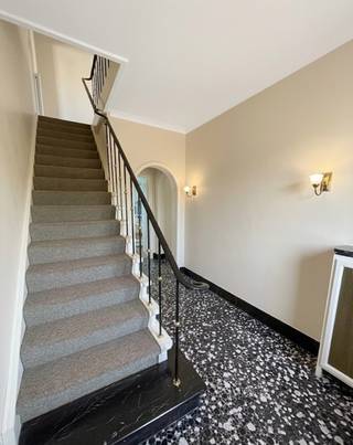 <p>Deze alleenstaande woning is <span><strong>rustig gelegen</strong></span> en biedt een mooie <span><strong>combinatie van ruimte, comfort en potentieel</strong></span>. <br />Via de inkomhal komt u in de <span><strong>lichtrijke woonkamer</strong></span>, waar de <span><strong>gezellige pelletkachel</strong></span> zorgt voor extra sfeer en u geniet van een <strong><span>aangenaam zicht op de tuin</span></strong>.<br />Aansluitend bevindt zich de <span><strong>gesloten keuken</strong></span>, die misschien wel een opfrissing kan gebruiken. Naast de keuken ligt een <span><strong>praktische berging</strong></span>.<br />De <span><strong>inpandige garage met sectionale poort</strong></span> zorgt voor <span><strong>extra comfort en voldoende bergruimte</strong></span>.<br />Op de verdieping bevinden zich <span><strong>4 volwaardige slaapkamers, waarvan 2 voorzien zijn van ingemaakte kasten</strong></span>.<br />De badkamer is uitgerust met een <span><strong>lavabo, toilet en een inloopdouche</strong></span>.<br />Daarnaast beschikt de woning over een <span><strong>zolder</strong></span> die dienst kan doen als extra bergruimte.<br />Er is een aangenaam <span><strong>terras en een tuinhuis</strong></span>, achteraan geniet u van een aangenaam, <span><strong>open uitzicht</strong></span>.<br />De rustige ligging maakt deze woning aantrekkelijk voor wie op zoek is naar een <span><strong>gezinswoning met veel mogelijkheden</strong></span>.<br />EPC : 417 en UC : 3857704 <br />Wenst u een bezoek ? Contacteer Peter : 0496/176878<br /> </p>