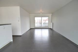 Op wandelafstand van winkels, scholen en andere voorzieningen bevindt zich dit instapklare appartement. Dankzij de centrale ligging geniet je hier van alle comfort van het stadsleven, zonder in te boeten aan rust en privacy.<br /><br />Indeling als volgt:<br />Je komt binnen via een aangename inkomhal met gastentoilet. De lichtrijke leefruimte biedt eveneens plaats aan een volledig ingerichte keuken. Vaatwasser en oven werden recent vervangen.<br />Moderne badkamer met douche en dubbele lavabo.<br />We tellen 2 volwaardige slaapkamers en een wasplaats met bijhorende berging.<br /><br />Op het zonneterras (achterzijde) kan je even tot rust komen of lekker zonnen.<br /><br />Aan de voorzijde bevindt zich nog een extra balkon met zicht op het levendige straatbeeld.<br /><br />EXTRA TROEF: Private kelderberging en autostandplaats inbegrepen in de huurprijs.<br /><br />Adres: Rekollettenstraat 1C/22, Kortrijk<br />Huurprijs: 845 EUR/maand + 50 EUR/maand syndic of een totaal van 895 EUR/maand<br />Onze referentie. DEV5024