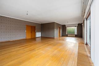 Ruime gelijkvloerse villa met bureau en aanpalende garage op een topligging naast Ter Borcht – Meulebeke.<br /><br />Op een bijzonder gunstige ligging vind je deze zeer degelijke en uitzonderlijk ruime gelijkvloerse villa met aangename tuin, open zicht en vlotte bereikbaarheid: de woning ligt pal naast domein Ter Borcht en combineert zo het beste van twee werelden: rustig en groen wonen, met snelle verbindingen naar Tielt, Ingelmunster, Ardooie en de E403.<br /><br />INDELING: <br /><br />De woning heeft een ruime inkomhal en gastentoilet.<br />Een bureel aan de voorzijde biedt de perfecte ruimte om van thuis uit te werken zonder in te boeten aan privacy.<br />Verder vind je drie zeer ruime slaapkamers, een badkamer met dubbele lavabo en douche in bad, een tweede apart toilet en een lichtrijke leefruimte met zicht op het groen achteraan.<br />De keuken sluit aan op een praktische wasplaats en geeft toegang tot de voorraadkelder. Via een vaste trap bereik je de niet-ingerichte, geïsoleerde zolder.<br /><br />In de aansluitende uitbouw bevinden zich een veranda, extra doucheruimte, stookplaats en een garage met ruimte voor drie wagens – een troef voor wie plaats zoekt voor hobby’s of professioneel materiaal.<br /><br />Dankzij de grote bewoonbare oppervlakte, praktische indeling en goede ligging is dit de ideale woning voor wie ruim wil wonen én werken in een groene omgeving.<br /><br />Pluspunten in één oogopslag:<br /><br />- Gelijkvloerse en bijzonder ruime woning<br />- Aangename tuin met open zicht, aansluitend aan domein Ter Borcht<br />- Perfecte ontsluiting richting Tielt, Ingelmunster, Ardooie en E403<br /><br />De villa vraagt enigszins aanpassing aan hedendaags wooncomfort. Met de grote volumes biedt deze eigendom hier zeker mogelijkheden.