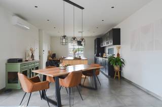 <strong>Op zoek naar een volledig instapklare woning met ruime garage in Zelzate?</strong><br /><br />Deze instapklare woning, volledig gerenoveerd in 2020, geniet van een rustige ligging op een toplocatie.<br /><br />Bij het binnenkomen van de woning kom je terecht in de inkomhal. Hier bevindt zich de trap die toegang geeft tot de leefruimte op de eerste verdieping met apart toilet.<br /><br />Op de eerste verdieping bevindt zich een lichtrijke open leefruimte met keuken, eet- en woonkamer. Aansluitend aan de keuken is er een ruime, praktische berging met technische installaties. Verder geniet je van een groot, zonnig terras én een aangename tuin aan de voorzijde van de woning.<br /><br />De woning beschikt over 2 volwaardige slaapkamers en een extra kamer die perfect kan dienen als derde slaapkamer, bureau of hobbyruimte.<br /><br />De badkamer is volledig uitgerust en biedt alle comfort, met een dubbele lavabo, inloopdouche, bad en toilet.<br /><br />Daarnaast beschikt de woning over een ventilatiesysteem D en airco in zowel de leefruimte als de grootste slaapkamer. De woning is daarnaast ook asbestveilig!<br /><br />De absolute troef van deze woning is de uitzonderlijk ruime garage van maar liefst<strong> 100 m²</strong>, inclusief een apart toilet. Ideaal voor zelfstandigen, autoliefhebbers of wie nood heeft aan extra ruimte.<br /><br /><strong>Voor meer info of een bezoek bel 0478 17 20 73 of mail shania@ocvastgoed.be</strong><br /><br /><u>Technische gegevens: </u><br /><br />- EPC 262 kWh/(m2jaar)<br />- Energielabel C = <u>geen renovatieplicht!</u> Met eventuele plaatsing van zonnepanelen is een verbetering naar label A mogelijk.<br />- Stedenbouwkundige inlichtingen: woongebieden, vergunningen, verkavelingsvergunning, geen rechterlijke herstelmaatregel of bestuurlijke maatregel opgelegd, geen voorkooprecht<br />- Asbestattest: asbestveilig, 0 asbestmaterialen<br />- Geen overstromingsgevoelig gebied, P-score A, G-score A<br />- Bruikbare bruto vloeroppervlakte volgens het EPC: 189 m²<br /><br /><br /><br /><br /><br />