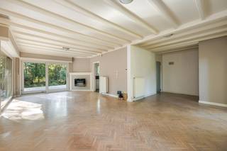 Rustig gelegen gelijkvloers landhuis met 4 slaapkamers op een zuidgeoriënteerd perceel van 2.495m² met straatbreedte van 38m. Absolute toplocatie in de residentiële wijk "Het Risschot", ideaal voor wie houdt van rust en natuur! De woning is steeds goed onderhouden doch gedeeltelijk te moderniseren of uit te breiden.<br /><br /><strong><span>Indeling</span></strong>: inkomhal; woonkamer in L -vorm op parket (38m²); keuken (12m²); nachthal; apart toilet; 4 slaapkamers; badkamer met inloopdouche, ligbad, lavabo en toilet; inpandige berging met toegang tot de bergzolder; buitenberging met cv ketel. In de voortuin bevindt zich een dubbele carport. De achtertuin is voorzien van een zonnig zuid georiënteerd terras van 22m².<br /><br /><strong><span>Troeven</span></strong> woning: recent (2016) vernieuwd pannendak met pur geïsoleerde zoldervloer; ramen met hoogrendementsbeglazing en rolluiken; ventilatiesysteem; condensatieketel op aardgas; conforme elektriciteit en conformiteitsattest.<br /><br />De woning heeft een bewoonbare gelijkvloerse oppervlakte van 135m², doch kan nog uitgebreid worden.<br />De woning is snel beschikbaar bij notariële akte.<br />P score: D<br />G score: A<br /><span>Huis kopen of verkopen in Zoersel? Bel 03 361 51 51 of via info@yvesvanpelt.be voor een gratis schatting.</span>