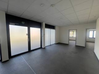 Veelzijdig bedrijfsgebouw met kantoren en appartement gelegen op het industrieterrein Europark te Houthalen-Helchteren, vlakbij de E314. Dit pand van 680m² bestaat uit gelijkvloerse kantoren van 140m², een ruime hal van 400m² en een bovenliggend appartement met drie slaapkamers. <br />Ideale locatie als je wilt werken en wonen in Midden-Limburg, dankzij de directe nabijheid van de E314. <br /><br />KENMERKEN HAL:<br />- Oppervlakte: 400m²<br />- VH: 4,5m<br />- Elektriciteit: 380V/ 63A<br />- 1 elektrische sectionaalpoort (4,5mB)<br /><br />KENMERKEN KANTOOR:<br />- Oppervlakte: 140m² <br />- Indeling: ruime inkom / landschapskantoor, 4 individuele kantoren, aparte kitchenette en sanitair<br /><br />KENMERKEN APPARTEMENT:<br />- Oppervlakte: 140m² <br />- Indeling: inkom, ruime woonkamer met open keuken, 3 slaapkamers, badkamer en terras <br /><br />TROEVEN:<br />- gunstige ligging<br />- wonen en werken op één plaats<br /><br /><b>Interesse?</b> Contacteer ons op 011/399050 of info@jansenrealestate.be