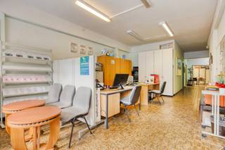 Centraal gelegen kantoor-/ winkelruimte.Indeling:Ruime open kantoor-/ winkelruimte van ca. 296m² met twee buitenruimtes en vooraan brede...