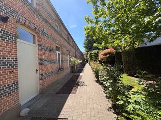 <p><span>Sympathieke woning in een oase van rust middenin centrum </span></p><p><span> </span></p><p><span>Deze woning is gelegen op het verkeersvrij woonerf "Hof van Gorus".</span></p><p><span>Middenin het centrum en toch enorm rustig en in een groene omgeving.</span></p><p><span>Indeling : inkomhal, lichtrijke living met open ingerichte keuken (boven- en onderkasten, fornuis, dampkap, koelkast), aparte toilet,</span></p><p><span>2 slaapkamers, badkamer met douche. </span></p><p><span>De woning beschikt over een privaat terras/koer en over een gemeenschappelijke binnentuin die onderhouden wordt</span></p><p><span>door de eigenaar. </span></p><p><span>Fietsen kan u plaatsen in een gemeenschappelijke bergruimte.</span></p><p><span>Gemeenschappelijke kosten : € 30 per maand.</span></p><p><span>Onmiddellijk beschikbaar</span></p><p><span> </span></p><p><span>Info of een bezoek ter plaatse contacteer Immo Twins 052/55.55.55 of info@immotwins.be </span></p><p><span> </span></p>