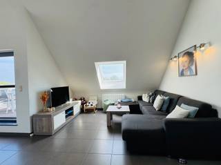 <p><span>Eigentijds, ruim duplexappartement Ruim, energiezuinig duplexappartement. Inkomhal, apart toilet, berging-wasplaats, grote, lichte living, hyper geïnstalleerde keuken, ingerichte badkamer met aparte douche en ligbad, 2 slaapkamers en vide (=3e slaapkamer) alsook een berging(technische ruimte), zeer ruim terras, garage. Lift aanwezig in het gebouw. Individuele CV op gas. Alles afgewerkt met kwalitatieve en duurzame materialen. Het appartement is volledig geschilderd en voorzien van LED-verlichting. Vrij in overleg - €820 + €30 algemene onkosten - E-peil : 60 UC: EP13247</span></p>