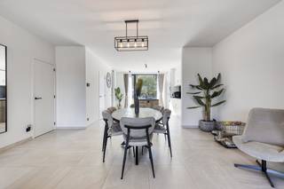 Deze hoogwaardige nieuwbouwwoning werd afgewerkt met uitzonderlijke aandacht voor detail. Via de inkomhal met veiligheidsdeur en gastentoilet komt...