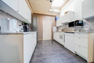 Cette maison 3 chambres à rénovée, située à 2 pas du centre-ville de Huy. <br /><br />Composé comme suit : Rez : hall d'entrée, cuisine/SAM, remises.<br />1er étage : 2 chambres (10m2) et une salle d'eau à rénover.<br />2e étage : une chambre (10m2) et une salle de bain.<br />3e étage : grenier aménageable.<br />Sous-sol : cave (13m2)<br /><br />Au niveau technique : châssis DV PVC/SV Bois, électricité non-conforme, PEB D (280kwh/m²/an - 37 515kwh/an - 20250309007738), CC gaz de ville.<br /><br />À visiter sans tarder ! Offre sous réserve d'acceptation des propriétaires. Pour recevoir d’autres opportunités en exclusivité, nous vous invitons à nous contacter directement. Nous sommes disponibles pour vous accompagner dans votre recherche d’achat ou d’investissement ainsi que dans votre projet de vente. *** Évaluation gratuite et sans engagement ***