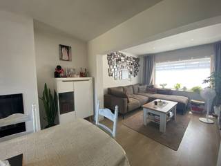 Op wandelafstand van het centrum van Beveren-Leie vinden we deze verzorgde woning, die de afgelopen jaren op verschillende vlakken werd vernieuwd. De woning combineert een aangename leefruimte met een praktische indeling, drie volwaardige slaapkamers en een gezellige tuin. Een ideale thuis voor starters, gezinnen of wie op zoek is naar een instapklare woning met uitbreidingsmogelijkheden.<br /><br />Bij het binnenkomen wordt u verwelkomd in de inkomhal, voorzien van een gastentoilet. Vanuit hier komt u in de lichtrijke leefruimte, waar de moderne gashaard zorgt voor extra sfeer en gezelligheid. Aansluitend bevindt zich de afzonderlijke, hedendaagse keuken. Deze is uitgerust met een spoelbak, gasfornuis, koelkast, vaatwasser, microgolfoven en oven.<br /><br />Op de eerste verdieping bevinden zich drie ruime slaapkamers en een ingerichte badkamer met lavabomeubel en ligbad.<br /><br />De zolderverdieping is bereikbaar via een zolderluik met uitschuifbare trap. Het dak werd volledig geïsoleerd, wat bijdraagt aan het wooncomfort en de energiezuinigheid van de woning.<br /><br />Achteraan geniet u van een aangename stadstuin met terras. De praktische garageberging beschikt over een achterliggende uitweg. Hierdoor zijn er bovendien mogelijkheden om in de toekomst een nieuwe garage of carport te realiseren.<br /><br />Extra troeven:<br /><br />- EPC-label C – 272 kWh/m² jaar<br />- PVC-ramen met dubbele beglazing<br />- Rolluiken op het gelijkvloers<br />- Conforme elektrische installatie<br />- Moderne gashaard in de leefruimte<br />- Vernieuwd terras, circa 5 jaar geleden<br />- Regenwaterput van circa 3.000 liter<br />- Warmwaterboiler van 100 liter<br />- Vernieuwd plat dak boven de keuken<br />- Meerdere praktische bergingen in de aanbouw<br />- Centrale ligging op wandelafstand van het centrum<br /><br />Een woning met heel wat potentieel, praktische voorzieningen en een aangename buitenruimte, gelegen op een vlot bereikbare en centrale locatie in Beveren-Leie.<br /><br />Interesse? Ontdek deze woning tijdens een bezoek en ervaar zelf de ruimte, het comfort en de mogelijkheden die deze woning te bieden heeft.