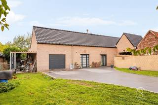 Te koop: ruime woning met bijgebouw in LaplaigneOp een rustige en groene ligging in Laplaigne bevindt zich deze veelzijdige halfopen woning met bijgebouw. Een ideale eigendom voor wie op zoek is naar ruimte, privacy en tal van mogelijkheden!Wat maakt deze woning uniek?Via de inkomhal met apart toilet bereikt u de ingerichte keuken met veranda, die aansluit op de gezellige woon- en eetkamer. Verder beschikt het gelijkvloers over 2 slaapkamers, een badkamer en een afzonderlijke douchekamer, beide met een eigen toilet. Vanuit een van de slaapkamers bereikt u een bijkomende ingerichte ruimte, ideaal als extra slaapkamer, bureau of hobbyruimte. Een absolute troef is de garage met toegang tot een bovenliggende studio- of polyvalente ruimte, momenteel ingedeeld in 2 slaapkamers en een speelkamer. Buiten geniet u van een tuin, een oprit, een carport en garage. Voor wie is dit ideaal?Ideaal voor mensen die op zoek zijn naar een woning met flexibele indelingsmogelijkheden, veel parkeerruimte en een rustige ligging met open uitzicht.Meer info of bezoek via loicvdv@immobeguin.beTe koop via Immo Beguin, jouw vastgoedexpert sinds 2009, met kantoren in Ronse, Waregem, Kortrijk, Deinze, Doornik, Lessines, Moeskroen en Nieuwpoort.