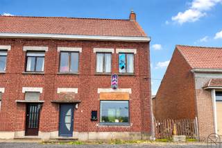 <p>LEUKE op te frissen woning met 3 slaapkamers en TUIN. Indeling: grote inkomhal, lichtrijke leefruimte met zicht op de tuin, open geïnstalleerde keuken en badkamer met bad en toilet. O de eerste verdieping bevinden zich 3 slaapkamers. Verder is er nog een RUIME zolder met vaste trap die kan dienen als vierde slaapkamer. TROEVEN: LEUKE woning met MOOI ZICHT, mogelijkheid tot 4 slaapkamers en parking aanwezig. Bezoek na afspraak: info@immobeguin.be</p>