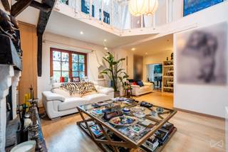 <p>Huldenberg – Ontdek dit uniek pand, gelegen in een rustige en groene omgeving, op wandelafstand van het centrum, openbaar vervoer en de belangrijkste verkeersaders. Deze woning van ± 255m²(volgens EPC), gelegen in een kalme straat nabij het centrum van Huldenberg, biedt een perfecte mix van moderne en traditionele elementen. Indeling driegevelwoning: Gelijkvloers: inkomhal van +/- 6 m², een ruime woonkamer van +/- 32 m² met open haard, een eetkamer van +/- 26 m² met zicht op de tuin, een bureau-/tv-ruimte van +/- 20 m², een volledig ingerichte keuken van +/- 12 m² en een eerste slaapkamer van +/- 14 m² met toegang tot de voortuin met terras van +/- 4 m². Daarnaast is er een douchekamer met toilet van +/- 5 m². Eerste verdieping: een grote slaapkamer van +/- 19 m² met en-suite badkamer van +/- 18 m², uitgerust met bad, douche, toilet, dubbele lavabo en sauna; een tweede slaapkamer van +/- 20 m² met grote mezzanine een wasplaats van +/- 4m².De ruime tuin met tuinhuis, gelegen in een rustige en groene omgeving, biedt veel privacy en vormt een echte oase van rust. Deze prachtige woning wacht op u! Extra informatie: EPC D: 354 kWh/(m² jaar), verwarming op gas, perceel en gebouwscore A, droge kelder van 14m². Meer informatie of een bezichtiging? Contacteer WE INVEST OVERIJSE via 02/455.20.35 of overijse@weinvest.be<span></span>. Niet-contractuele mededeling, onder voorbehoud van wijzigingen. Afmetingen enkel ter informatie.</p>
<p></p>