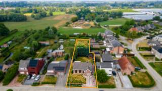 <p><span>Op een gegeerde en rustige locatie vinden we deze </span><span>solide laagbouwwoning</span><span>, die doorheen de jaren steeds bijzonder goed werd onderhouden. Hoewel de woning vandaag een renovatie kan gebruiken, vormt ze een </span><span>uitstekende basis voor wie op zoek is naar een woning met karakter en veel potentieel</span><span>.</span></p><p><span>De huidige indeling omvat een inkom-/nachthal met gastentoilet, twee slaapkamers en een badkamer. Verder beschikt de woning over een </span><span>ruime woonkamer met aansluitende keuken en praktische wasplaats</span><span>, evenals een inpandige garage.</span></p><p><span>De woning biedt bovendien heel wat </span><span>uitbreidingsmogelijkheden</span><span>. Zo bevindt zich onder de woning een kruipruimte, wat toekomstige renovatiewerken en het vernieuwen van technieken aanzienlijk kan vergemakkelijken. De ruime zolderverdieping biedt daarnaast de mogelijkheid om een </span><span>volwaardige extra woonverdieping</span><span> in te richten en zo de bewoonbare oppervlakte aanzienlijk uit te breiden.</span></p><p><span>Ook de tuin is een absolute troef. Deze geniet van een </span><span>bijzonder rustige en open ligging</span><span> en wordt achteraan verlengd door een bijkomend stuk grond in agrarisch gebied. Hierdoor geniet u van een blijvend groen en open uitzicht. Bovendien is er een </span><span>uitweg richting de Zijpstraat</span><span>.</span></p><p><span>Kortom, een </span><span>stevige woning met een uitstekende basis, mooie uitbreidingsmogelijkheden en een unieke rustige ligging</span><span>. Ideaal voor wie bereid is de woning naar eigen smaak te renoveren en er een hedendaagse, ruime thuis van te maken.</span></p>
