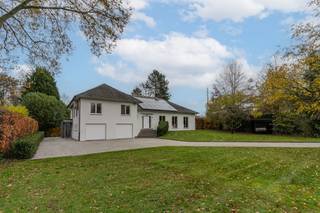 In een rustige en groene residentiële buurt in Merksplas vinden we deze brede, stijlvol vormgegeven villa met een majesteuze gevel en...