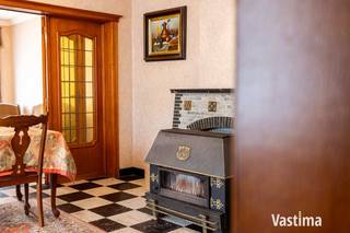 Bent u op zoek naar een woning met loods? Dat mag u deze unieke kans niet laten voorbijgaan!<br /><br />Deze solide woning dient naar eigen smaak en wensen opgefrist te worden. Het goed is gelegen op een praktische en aangename locatie, op korte afstand van het station, winkels, scholen en belangrijke verbindingswegen.<br /><br />Bij het betreden van de woning komt u binnen in een inkomhal die toegang geeft tot de ruime leefruimte, aansluitend bevindt zich een 2<sup>de</sup> leefruimte en keuken.<br /><br />Via de trap in de inkomhal – en eveneens via de trap in de keuken – bereikt u de eerste verdieping. Hier vindt u 3 ruime slaapkamers en badkamer. De zolderverdieping biedt bijkomende uitbreidingsmogelijkheden en kan volledig naar wens afgewerkt worden. Kelder aanwezig.<br /><br />De absolute troef bevindt zich buiten: naast verschillende opberghokken beschikt deze eigendom over een indrukwekkende hangaar van maar liefst +/- 165 m², poort heeft een hoogte van 3.6 m / breedte van 3.3 m. Perfect voor zelfstandigen, opslag, een atelier, werkruimte, hobbyruimte, het stallen van voertuigen, paarden of het combineren van wonen en werken.<br /><br />Achterliggend bevindt zich een ruim, zuid gericht perceel van ongeveer ca 7a 60ca bestaande uit tuin en weide. Een ideale plek voor tuinliefhebbers, dierenliefhebbers of gezinnen die houden van buitenruimte. Extra troef: dit perceel is bereikbaar via een achterliggende landweg, wat zorgt voor bijkomende toegankelijkheid.<br /><br />Aan parkeermogelijkheden geen gebrek – er zijn 3 buitenstaanplaatsen voorzien aan de woning.<br /><br />Dankzij de royale buitenruimte, de multifunctionele hangaar en de solide basis van de woning biedt dit pand enorm veel potentieel voor wie de handen uit de mouwen wil steken en een eigendom volledig naar eigen noden wil inrichten.<br /><br />Bent u klaar om van dit project uw droomwoning met werkruimte te maken? Contacteer ons vandaag!<br /><br />Dit pand is onderhevig aan de renovatieverplichting opgelegd door de Vlaamse overheid voor residentiële gebouwen. Meer informatie vindt u op de website van het Vlaams Energie- en Klimaatagentschap.