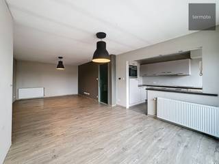 In het centrum van het gezellige Sint-Eloois-Vijve treffen we dit vernieuwd, instapklaar appartement op de derde verdieping.Het omvat; inkom met...