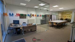 Ben je op zoek naar een verzorgd en praktisch handelspand te koop in Beringen? Dit instapklare kantoor van 104m² (bron EPC), gelegen in de Brugstraat 24/1, combineert een centrale ligging met een doordachte indeling. Ideaal voor wie professioneel wil werken in een toegankelijke en zichtbare omgeving.<br /><br /><strong>Indeling</strong><br />Bij het betreden van het pand kom je terecht in een nette onthaalzone die meteen een professionele indruk nalaat. Het handelspand beschikt over twee afzonderlijke kantoren, perfect voor geconcentreerd werken of individuele consultaties.<br />Centraal in het pand bevindt zich een ruime vergaderruimte, deze open ruimte is ideaal voor teamoverleg, presentaties of klantenontvangst.<br /><br /><em>Keuken &amp; bijkeuken:</em><br />Verder is er een praktische keuken met aansluitend een bijkeuken, handig voor opslag of extra voorzieningen.<br /><br /><em>Sanitair &amp; berging:</em><br />Het pand beschikt over een apart toilet en een bijkomende berging, wat het dagelijkse comfort alleen maar verhoogt.<br /><br /><strong>Troeven</strong>
<ul>
	<li>104 m² kantoorruimte met logische indeling</li>
	<li>Twee aparte kantoren + centrale vergaderruimte</li>
	<li>Natuurlijke lichtinval dankzij grote raampartijen</li>
	<li>Instapklaar en professioneel afgewerkt</li>
	<li>Geschikt voor vrije beroepen, diensten of administratie</li>
</ul>
<br />De combinatie van een instapklare staat, een centrale vergaderruimte en meerdere aparte kantoren maakt dit pand flexibel inzetbaar.<br />Perfect voor vrije beroepen, zelfstandigen, consultancy, administratie of dienstverlening die op zoek zijn naar een professioneel kantoor in Beringen.<br />Vastgoedinfo in aanvraag.<br /><br />Zie jij jouw onderneming hier al groeien?<br />Plan vandaag nog je bezoek en ontdek zelf dit handelspand te koop in Beringen.<br />contacteer ons op robby@optie-m.be<br />of bel 0473/36.08.56<br />Wil je weten wat jouw woning of handelspand waard is? Contacteer ons gerust via bovenstaande gegevens.<br />VG – WG – GVV – GMO