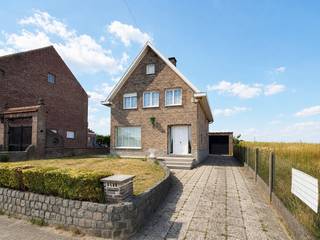 <br /><br /><strong>CHARMANTE ALLEENSTAANDE WONING</strong> met <strong>GARAGE</strong> op een landelijke ligging in Horebeke. Deze <strong>VOLLEDIG TE RENOVEREN</strong> woning biedt veel potentieel om volledig naar <strong>EIGEN SMAAK</strong> in te richten. U geniet van een lichtrijke leefruimte <strong>MET EETPLAATS</strong>, keuken met ingemaakte kasten, veranda met toilet en berging en <strong>PRAKTISCHE KELDER</strong>. Boven heeft u <strong>2 RUIME SLAAPKAMERS</strong>, bureel/dressing en badkamer. <strong>UITBREIDINGSMOGELIJKHEDEN</strong> heeft op de <strong>RUIME, IN TE RICHTEN ZOLDER (32M²)</strong>. Door de garage en lange oprit is er <strong>VOLDOENDE BERG- EN PARKEERRUIMTE</strong>. Achteraan uw <strong>TUIN</strong> geniet u van een <strong>ZICHT OP DE OMLIGGENDE LANDERIJEN</strong> en de groene, landelijke omgeving. De rustige ligging wordt gecombineerd met een vlotte bereikbaarheid dankzij de <strong>NABIJGELEGEN VERBINDINGSWEGEN RICHTING BRAKEL, ZOTTEGEM EN OUDENAARDE. </strong><br /><br />Adres: Broekestraat 19 te Horebeke<br /><br />Renovatieplicht van toepassing; Bestuursmaatregelen in maatregelenregister: neen; Vrij bij akte