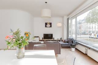 <p><span>Scandinavische vibes in de prestigieuze Jan Van Rijswijcklaan? Wij presenteren dit 3 slp appartement met modern comfort.</span></p><p><span> </span></p><p><span>Het appartement van 110 m² is gelegen op de 1ste verdieping en bereikbaar per lift of trap. De inkomhal met vestiaire en apart toilet leidt naar de royale leefruimte aan de voorzijde. De leefruimte is ingedeeld in een living met eetkamer. Aansluitend bevindt zich de halfopen keuken, ingericht met toestellen. Aan de rustige achterzijde bevinden zich 3 slaapkamers van 15 m², 10 m² en 7 m². Twee slaapkamers geven toegang tot een balkon met zicht op groen. De slaapkamers delen een badkamer met ligbad met douche, een dubbele wastafel, een handdoekdroger en aansluiting voor wasmachine. Verder geniet u van een private kelderberging op de ondergrondse verdieping.</span></p><p><span> </span></p><p><span>Maandelijkse kosten: 100 €/maand (provisie voor onderhoud en elektriciteit gemene delen, lift, syndicus en provisie voor privatief verbruik van verwarming en water). </span></p><p><span>Elektriciteit is op eigen naam af te sluiten.</span></p><p><span> </span></p><p><span>Gelegen in een kleinschalig gebouw met 6 verdiepingen dat volledig werd gerenoveerd in 2015. Een locatie te midden van de gegeerde Markgravewijk omgeven door groene parken zoals het Hof van Leysen, het Koning Albertpark en Domein Hertoghe. Op wandelafstand van bakker en verschillende supermarkten. Direct aan gezellige koffiebars, cafés en restaurants. Dicht bij de uitvalswegen van Antwerpen (E19, E17, E313, A12) met openbaar vervoer voor de deur. Mobiscore van 9,8/10.</span></p><p><span> </span></p><p><span>Interesse in dit top appartement? Gelieve uw gegevens achter te laten op onze website: <span>www.sinjoor.be</span></span><span> , wij contacteren u zo spoedig mogelijk terug.</span></p><p><span> </span></p><p><span> </span></p>