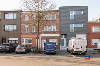 <p><span>HOBOKEN | OPBRENGSTEIGENDOM OF KANGOEROEWONING BESTAANDE UIT DRIE APPARTEMENTEN MET ELK TWEE SLAAPKAMERS | BEWOONBARE OPPERVLAKTE CIRCA 270m² | </span></p><p><span>Indeling als volgt:</span></p><p><span>Gemene delen: Inkomhal - berging - kelder (Berging &amp; kelder in gebruik door gelijkvloers)</span></p><ol><li><span>Gelijkvloers: Appartement met 2 slaapkamers (14m² &amp; 13m²) en mooie tuin: huur EUR 700 - EPC D (303 kwh (m²/jaar)) - vrij bij akte!</span></li><li><span>Eerste verdieping: Appartement met 2 slaapkamers (8m² &amp; 14m²): huur EUR 500 - EPC D (303 kwh (m²/jaar))</span></li><li><span>Tussenverdiep + 2de verdieping: Appartement met 2 slaapkamers (14m² &amp; 14m²): huur EUR 800 - EPC F (581 kwh (m²/jaar)) - vrij bij akte!</span></li></ol><p><span>Extra informatie:</span></p><ul><li><span>Eerste en tweede verdieping werden recent gerenoveerd.</span></li><li><span>Gelijkvloers te renoveren en dakisolatie te plaatsen. Het dak is recent vernieuwd, maar waarschijnlijk onvoldoende geïsoleerd.</span></li><li><span>Verzorgde gemeenschappelijke inkomhal &amp; trap.</span></li><li><span>Aparte meters voor elektriciteit, gas en water.</span></li><li><span>Het pand is zeer gunstig gelegen nabij het centrum op wandelafstand van openbaar vervoer, winkels en scholen.</span></li></ul><p><span> </span></p><p><span>Voor het bovenste appartement geldt een renovatieverplichting wat betreft energiezuinigheid, binnen de 5 jaar na aankoop. Het dak dient (extra) geïsoleerd te worden.</span></p><p><span>Het appartement op de bovenste verdieping zelf is volledig gerenoveerd. </span></p><p><span> </span></p>