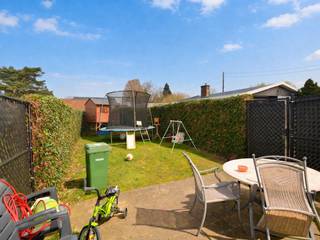 Gelijkvloers appartement, type half open bebouwing, met 1 slaapkamer en ruime tuin op een zeer goede locatie te Zandhoven, bestaande uit: inkomhal met apart toilet met handenwasser en plaats voor vestiaire; leefruimte met veel lichtinval en directe toegang tot de tuin met terras; open, ingerichte keuken voorzien van keramische kookplaat, dampkap, combi-oven en koelkast; berging met aansluiting voor wasmachine; ruime slaapkamer; badkamer met ligbad/douchescherm en lavabomeubel. Garagebox achter het gebouw bij aan te kopen (25.000 euro). Individuele nutsmeters, centrale verwarming op aardgas, alu ramen met dubbele beglazing, elektriciteit conform! Lage maandelijkse kosten. EPC: 237 kWh/m². Heden verhuurd.<br /><br /> 