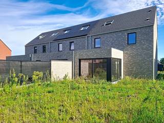 Lot 41 is een halfopen bebouwing met moderne bouwstijl : 2 bouwlagen met hellend dak.<br />Deze woning staat ruwbouw-winddicht momenteel en kan tamelijk snel instapklaar gemaakt worden.<br /><br />GELIJKVLOERS : inkom, wc, ruime living, open keuken met eiland, zeer ruime berging.<br />EERSTE VERDIEPING : 2 grote slaapkamers, 1 kinderkamer, ingerichte badkamer met inloopdouche, badkamermeubel met dubbele lavabo, aparte wc. ZOLDER : 2de vaste trap. Technische ruimte met berging, mogelijkheid tot inrichten van zeer ruime 4de slaapkamer, bureauruimte of hobbyruimte. Mogelijkheid tot het plaatsen van een carport. Gezellige tuin met perfecte oriëntatie !<br />Parkeren op eigen terrein kan, want vergunning carport is in orde !<br /><br />Deze woning wordt volledig afgewerkt aangeboden met ingerichte keuken en badkamer, bevloering en vloerverwarming.<br />Superenergiezuinige woning (E 8) door warmtepomp, doorgedreven isolatiepakket, ventilatiesysteem D en pakket zonnepanelen.<br />Deze woning wordt gebouwd in een nieuw woonproject in het centrum van Beveren-Leie, meer bepaald op de site Vanmarcke tussen de Sint-Jansstraat en de Grote en Kleine Heerweg. Rustig gelegen en voldoende groene ruimte aanwezig.<br />Goeie mobiliteit met winkels, scholen en ontspanningsmogelijkheden vlakbij.<br /><br />Prijs excl. btw en kosten. Download de brochure via https://durabrik.immo/beveren-leie<br /><br />Bezoek onze kijkwoning ter plaatse op afspraak !<br />Bij Durabrik ben je zeker van een vaste prijs. Geen budgettaire verrassingen dus tijdens je bouwtraject.<br />Heb je vragen? Contacteer dan je bouwadviseur via 09 280 60 60 of mail naar info@durabrik.be.<br /><br />*afbeeldingen en oppervlaktes zijn indicatief