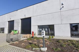 Kantoorruimte in nieuwbouwunit, voorzien van kitchenette en alle voorzieningen (wc en internet)<br />De bureauruimte is 25m² groot en beschikt over 2 parkeerplaatsen (met laadpaal).<br /><br />De ruimte werd ingericht met inbouwkasten, bureau en modern keukentje.<br /><br />Vraag nu meer info via lisa@immoroba.be