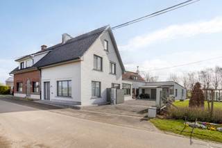 <span><span>Op een landelijke locatie te <strong>Oostnieuwkerke</strong>, deelgemeente van Staden, bieden we u deze <strong>halfopen bebouwing met garage en prachtige tuin </strong>aan. Het eigendom werd opgericht in de jaren '70 en strekt zich uit over een zuid-westgericht perceel van 1.142 m². Met zijn <strong>306 m² aan bewoonbare oppervlakte, 2 keukens, 2 leefruimtes en 2 badkamers </strong>leent deze woning zich perfect voor gezinnen met nog thuiswonende kinderen of nieuw samengestelde gezinnen, die samen wensen te wonen doch met de nodige privacy. De woning beschikt op heden over 3 tot 4 slaapkamers.<br />Het eigendom beschikt over energielabel F, dus men valt onder de renovatieverplichting. Op heden wordt er verwarmd op stookolie (kachels en conforme bovengrondse tank). Alle ramen werden in de periode van 2010-2015 vernieuwd en beschikken over <strong>aluminium schrijnwerk en hoogrendementsbeglazing</strong>. Tot slot vermelden we graag nog dat u kan gebruik maken van een <strong>regenwaterput</strong> (10.000l) en steenput.<br /><br /><u>De indeling van de ruimtes is als volgt:</u><br />Gelijkvloers: inkom- en traphal - woonkamer ingedeeld in zithoek en eeplaats - toegang tot droge kelder - sas - ingerichte keuken - grote veranda met zicht op de tuin - traphal naar eerste verdieping uitbouw - apart toilet - tweede leefruimte met eetplaats en zithoek - tweede keuken - badkamer uitgerust met douche en dubbel lavabomeubel - <strong>grote bergplaats of gelijkvloerse kamer </strong>met toegang tot overdekt terras.<br />Eerste verdieping: trap- en nachthal - toegang tot zolder via luik met vlizotrap - tweede badkamer uitgerust met lavabomeubel en ligbad - slaapkamer 1 - slaapkamer 2 - berging. <br />Eerste verdieping uitbouw: traphal - slaapkamer 3.<br />Tweede verdieping: zolder.<br />Exterieur: omheinde en verzorgde tuin met prachtig ver zicht - <strong>garage of opslagruimte</strong> - oprit met toegangspoort - tuinhuis.<br /><br /><u>Enkele troeven:</u></span></span>
<ul>
	<li><span><span>Ruste, landelijke ligging met ver zicht;</span></span></li>
	<li><span><span><strong>Mooi zuid-westgericht perceel van 1.142 m²</strong>;</span></span></li>
	<li><span><span>Ruime, bewoonbare oppervlakte van 306 m²;</span></span></li>
	<li><span><span>De woning beschikt over 2 leefruimtes, 2 keukens, 2 badkamers en 3 tot 4 slaapkamers.</span></span></li>
</ul>
<span><span> Wenst u meer info of een bezoek aan deze woning? Bel Diksimmo op het nummer 051 50 11 51 of mail naar diksmuide@diksimmo.be.</span></span>