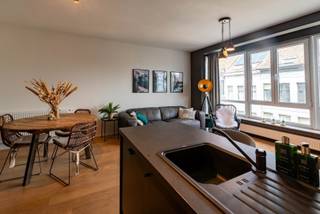 Instapklaar appartement met 2 slpks in kleinschalig gebouw<br /><br />Gelegen in een levendige wijk van Antwerpen biedt dit appartement een ideale mix van het stadsleven en dagelijks comfort. Van hieruit heb je een vlotte verbinding naar het centrum van de stad. Voor je dagelijkse boodschappen kan je terecht bij supermarkten als Aldi, Lidl en Carrefour, die allemaal in de directe omgeving liggen. Top Mobiscore van 9,5/10! Het appartement bevindt zich op de derde verdieping van een kleinschalig gebouw met slechts vier wooneenheden. Je bereikt het appartement met de lift. Bij het binnenkomen in de leefruimte valt meteen het overvloedige daglicht op dankzij de grote raampartijen. De open keuken vloeit vlot over in de gezellige zithoek, wat een aangename sfeer brengt. De badkamer is uitgerust met een douche, wastafel en een praktische handdoekdroger. Verder beschikt het appartement over twee slaapkamers. Bruikbare vloeropp. volgens EPC: 70m². Momenteel staat in het gebouw ook een garage te koop. Asbestveilig en voorzien van dubbele beglazing. Maandelijkse lasten: provisie van 114 euro (incl.: onderhoud lift, syndicus, onderhoud brandblussers, voorschot water, blokpolis en elektriciteit gemeenschappelijke delen). Na afrekening vorige jaar van huidige eigenaar: 80,50 euro per maand. Ideaal voor alleenstaanden, koppels en investeerders<br /><br />Verplichte vermeldingen<br />EPC: 244 kWh/m²<br />P-score: C<br />G-score: C<br />Stedenbouwkundige inlichtingen: in aanvraag