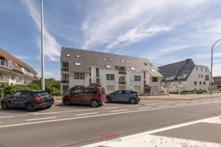 Bent u op zoek naar rust, groen én toch alles binnen handbereik? Dan bent u bij dit appartement aan het juiste adres! Gelegen op de rand van de gegeerde villawijk Simli, geniet u hier van een uitzonderlijk groene en rustige omgeving, terwijl het strand, de winkels en de gezellige restaurants van Nieuwpoort-Bad slechts op een steenworp afstand liggen. Kortom, het beste van twee werelden!<br /><br />Eénmaal binnen valt meteen de lichtinval op. Dankzij de zuidgerichte oriëntatie baadt dit appartement de hele dag door in een aangenaam zonlicht. Het zonneterras geeft uit op het groen van de Simli, waar u in alle rust en privacy kan vertoeven – een streepje natuur zo dicht bij de kust is allerminst evident! Met 2 volwaardige slaapkamers biedt dit appartement voldoende ruimte voor een gezin of voor wie regelmatig bezoek over de vloer krijgt.<br /><br />Een appartement met deze ligging, dit lichtinval én dit comfort tegen een gunstige prijs: dat is wat we noemen een echte troef op de Nieuwpoortse vastgoedmarkt! Twijfel dan ook niet langer en maak snel uw afspraak voor een bezichtiging, want panden zoals dit blijven niet lang in de aanbieding.<br /><br />Tot slot is er nog de mogelijkheid om 2 samengevoegde parkeerplaatsen aan te kopen in de kelderverdieping voor de prijs van €70.000,- en hoort hier ook een kelderberging bij. <br /><br />EPC: 305.