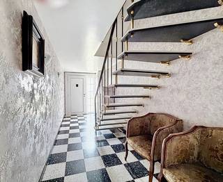 Rustig gelegen, Ruime Woning MET 3 SLPK, Tuin én Garage!Deze stevige, goed onderhouden en verrassend ruime woning is gelegen op een absolute...