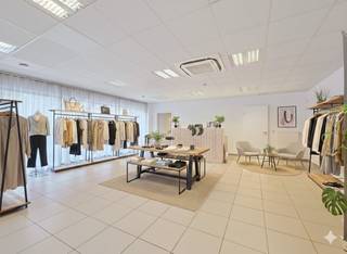 Dit instapklaar en lichtrijk handelspand te huur bevindt zich op een toplocatie, vlak bij de afrit van de E17 (UZ Gent), met veel passage en uitstekende zichtbaarheid. Dankzij de strategische ligging is de handelsruimte vlot bereikbaar, zowel met de wagen als met het openbaar vervoer. Naast de commerciële troeven van de locatie beschikt het handelspand over twee vaste ondergrondse parkeerplaatsen, met de mogelijkheid om een derde plaats bij te huren. Daarnaast is er ook voldoende parkeergelegenheid in de straat.De ruimte is multifunctioneel en kan gebruikt worden als kantoor of als handelszaak.Oppervlakte: Handelszaak (gelijkvloers): 94 m²Specificaties: - Kitchenette- Sanitair- Condenserende gaswandketel- Tegelvloer- Systeemplafond- Alarmsysteem- Ventilatiesysteem- Warmtepomp met koelsysteem- 2 ondergrondse staanplaatsen- Promotie aan straatkant (etalage) mogelijkBeschikbaarheid: Onmiddellijk beschikbaar.Bent u geïnteresseerd in dit handelspand te huur in Gent? Aarzel dan niet om contact op te nemen via 09 245 35 35 of business.gent@dewaele.com.