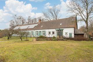 Langgevelhoeve op ca. 3593m² vlak bij het dorp van Schilde met zicht op weilanden. Deze unieke hoeve is gebouwd in ca. 1880.  In de jaren '70 werd...