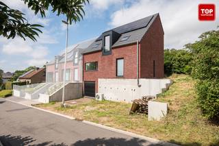 Deze prachtige passiefwoning ligt in een rustige straat in Zottegem. <br /><br />Troeven<br />• EPC A+ (-13 kWh) → energieneutraal en lage energiekosten<br />• Hoogwaardig afgewerkt, leefruimte met grote raampartijen<br />• 4 slaapkamers, de zolderkamer kan ook gezien worden als een polyvalente ruimte<br />• Vloerverwarming in heel de woning<br />• Zonnepanelen 7000 WP<br />• Spots en lichten voorzien in alle ruimtes waardoor de woning volledig instapklaar is<br />• Maximaal geïsoleerd waardoor je binnen geniet van een oase aan rust<br /><br />Via de benedenverdieping komen we terecht in de zeer ruime garage. Eveneens is er een douchecabine voorzien. Via de trap komen we terecht in de inkomhal en betreedt u de lichtrijke leefruimte. De open volledig geïnstalleerde keuken sluit mooi aan bij het moderne interieur. Vanuit de leefruimte heeft u toegang tot het terras en de ideale tuin. Op de verdiepingen vindt u 3 ruime slaapkamers, met toegang tot de vaste trap naar de volledig afgewerkte zolderkamer op de bovenste verdieping, een 4de slaapkamer, of de mogelijkheid om er een home office, hobbykamer of praktijk aan huis van te maken. Eveneens zijn er 2 badkamers voorzien en op de zolderverdieping nog een extra lavabo. <br /><br />Deze energiezuinige woning heeft werkelijk alles in huis om er de perfecte thuis van te maken. Dit huis voldoet aan alle normen en zorgt voor alle comfort. <br /><br />Het betreft een nieuwbouwwoning met 21% btw tarief. <br /><br />Bel Top Vastgoed voor een bezoek op 0475 700 700.
