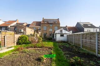 Op zoek naar een charmante en verrassend ruime woning te koop in Gistel? Deze karaktervolle gezinswoning aan de Congolaan combineert ruimte,...