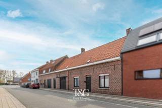 <p>Charmante en verrassend ruime woning met tuin en garage, ideaal gelegen.</p>
<p>Bij het binnenkomen is er een aparte, veelzijdige ruimte die perfect dienst kan doen als slaapkamer of bureau. Aansluitend vindt u de gezellige woonruimte met zithoek en een lichtrijke keuken die uitkijkt op de tuin. Verder beschikt het gelijkvloers over een badkamer met bad, douche en toilet, een praktische berging en een kelder.</p>
<p>Op de tussenverdieping bevindt zich een tweede slaapkamer. De eerste verdieping herbergt een ruime derde slaapkamer.</p>
<p>De zolderverdieping, bereikbaar via een vaste trap, biedt nog heel wat potentieel en kan verder ingericht worden naar eigen wensen.</p>
<p>Buiten geniet u van een aangename tuin met terras, een garage en voldoende buitenruimte om in alle rust te vertoeven.</p>