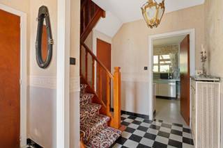 <p>Ontdek het potentieel van deze charmante open bebouwing in het hart van Meise!<br /><br />Welkom in één van de meest gegeerde wijken van Meise, waar deze te renoveren woning op jou wacht. Dankzij de stevige structuur vormt dit huis de ideale basis om je renovatieplannen zorgeloos waar te maken.<br /><br />Wat deze woning echt bijzonder maakt? De toplocatie: een rustige, groene buurt met volledige privacy, een ruime en goed onderhouden tuin én uitbreidingsmogelijkheden. Alles wat je nodig hebt, winkels, openbaar vervoer en belangrijke invalswegen, bevindt zich op korte afstand.<br /><br />Een korte rondleiding:<br />We komen aan via de brede oprit en stappen binnen in de inkomhal, het centrale knooppunt van de woning. Van daaruit lopen we door naar de lichtrijke woon- en eetkamer, waar de open haard meteen voor een gezellige sfeer zorgt.<br />De keuken, compact maar knus, leidt ons naar een indrukwekkende veranda: een gigantische, lichte ruimte met een prachtig uitzicht op de tuin. Hier kom je helemaal tot rust.<br />De inpandige garage biedt plaats voor je wagen en extra opbergruimte. Achterin de tuin vinden we een handige tuinberging voor al je materiaal.<br />Via de nachthal bereiken we drie ruime slaapkamers en een badkamer. Bovendien beschikt de woning over een zolder én een kleine kelder, extra ruimte verzekerd.<br /><br />Troeven op een rijtje:<br />- Gegeerde ligging in een rustige, groene buurt<br />- Stevige structuur, ideaal voor renovatie<br />- Riante veranda met schitterend uitzicht<br />- Mooie, goed onderhouden tuin met privacy<br />- Ruime kamers en veel opbergruimte<br />- Uitbreidingsmogelijkheden<br />- Dicht bij winkels, openbaar vervoer en uitvalswegen<br /><br />Grijp deze unieke kans en plan vandaag nog je bezoek!<br />Renovatieverplichting van toepassing – EPC F (778 kWh/m²jaar) – UC: 3578352</p>