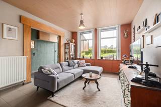 <p>Sommige woningen voelen meteen goed aan. Deze charmante gezinswoning nabij het Muziekbos verwelkomt u met verrassend veel ruimte, licht en een warme sfeer.</p><p></p><p>Met haar ruime leefruimtes, grote kamers en aangename tuin combineert deze woning alles wat nodig is voor comfortabel wonen in een groene omgeving.</p><p></p><p>Op het gelijkvloers beschikt de woning over een lichtrijke leefruimte met aansluitende eetplaats, waar de grote raampartijen zorgen voor een aangenaam contact met buiten. Verder vindt u een praktische keuken, badkamer, berging en een extra polyvalente ruimte met rechtstreeks toegang tot het terras en de tuin.</p><p></p><p>De eerste verdieping biedt een ruime slaapkamer en een tweede kamer die perfect dienst kan doen als slaapkamer, dressing of bureau. Via een vaste trap bereikt u de zolderverdieping, die reeds volledig ingericht werd als grote extra kamer met aansluitende bergruimte.</p><p></p><p>Buiten geniet u van een zonnige tuin met terras, de ideale plek om tot rust te komen in een groene omgeving.</p><p></p><p>Dankzij het EPC-label C, het vernieuwde dak en de condensatieketel beschikt deze woning bovendien over een mooie energetische basis.</p><p></p><p>Momenteel worden in de Savooistraat wegenis- en rioleringswerken uitgevoerd. Na afronding geniet de straat van een vernieuwde infrastructuur, een extra troef naar de toekomst toe.</p><p></p><p>Een woning met ruimte, karakter en een verrassend gevoel van rust nabij het Muziekbos.</p><p></p><p>Plan snel uw bezoek en ontdek zelf de charme van deze woning.</p>