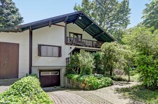 <div>In het rustige en bosrijke gebied Horendonk bevindt zich deze degelijke, houten woning. De woning is stevig verankerd op een robuuste, gemetselde droge kelder van betonsteen. Dit unieke object biedt een zee aan ruimte, zowel binnen als buiten, en is door de huidige eigenaren de afgelopen jaren op diverse punten grondig gemoderniseerd en verbeterd.
<div>
<p>Bij binnenkomst via de overdekte inkom treft u een gezellige en royale leefkeuken, die het kloppende hart van het gelijkvloers vormt. Deze ruimte is uitgerust met een moderne warmtepompunit voor een aangenaam binnenklimaat én een sfeervolle pelletkachel voor sfeer en gezelligheid. Direct aansluitend bevindt zich de functionele keuken. Via de nachthal bereikt u twee comfortabele slaapkamers. Daarnaast biedt de leefkeuken toegang tot de verdieping en tot de ruime kelder, die ideaal is ingericht als opslagruimte en wasplaats.</p>
<p>Op de eerste verdieping verrast de woning met een riante zitruimte en nog eens twee extra slaapkamers. De eigenaren hebben recent belangrijke kwalitatieve verbeteringen doorgevoerd om het wooncomfort te optimaliseren. Zo is de elektrische installatie volledig vernieuwd, zijn de badkamer en het toilet modern gerenoveerd en is een deel van de vloeren extra stevig onderbouwd. Voor wie snel wil schakelen, is er bovendien de mogelijkheid om het interieur (deels) over te nemen.</p>
<p>Het buitenleven is hier absoluut een grote meerwaarde. De zeer ruime, omliggende tuin beschikt over een riant terras met een glazen verblijfsruimte, waar u in elk seizoen heerlijk van het buitenwerk kunt genieten. Aan parkeer- en hobbyruimte is er geen gebrek: naast de woning staat een garage met een aangebouwde, extra hoge tweede garage die specifiek geschikt is voor een camper of mobilehome. Daarnaast bevindt zich in de tuin nog een gloednieuwe, recent geplaatste carport.</p>
<p>Het is belangrijk om te weten dat deze woning is gebouwd in afwijking van de destijds verleende bouwvergunning. Zowel de kelder als alle bijgebouwen zijn niet vergund. De woning gelegen in een gebied waar permanent wonen officieel niet is toegestaan. De woning is dan ook uitermate geschikt voor wie op zoek is naar een royaal, comfortabel en idyllisch gelegen verblijf met enorm veel potentieel en extra volume.</p>
</div>
</message-content></div>