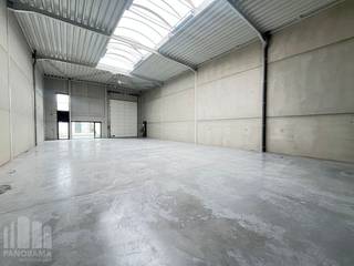 Fantastisch gelegen <strong>nieuwbouw KMO-unit</strong>, met zeer vlotte bereikbaarheid. Deze <strong>casco </strong>unit bevindt zich op een strategische locatie, op slechts 2,5 km naar de <strong>E40 </strong>op- en afrit 19 Aalst. Deze locatie biedt vlotte verbindingen naar Gent, Brussel en omliggende regio’s.<br /><br />De opslagruimte heeft een oppervlakte van 294 m² en is uitgerust met één sectionaal poort en lichtstraten met rookluik. De loods heeft daarnaast een vrije hoogte van 6 meter en alle nutsvoorzieningen zijn aanwezig. Tevens zijn er <strong>2 parkeerplaatsen</strong> voorzien en ruime manoeuvreerruimte.<br /><br />Heeft u interesse of wenst u graag meer details over dit aanbod? Neem contact op met Gill PANORAMA B2B voor meer info, plannen of een vrijblijvend plaatsbezoek via <strong>09 219 90 30</strong>.