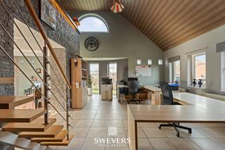 Interesse? Meer informatie op www.SWEVERS.be. - Deze instapklare open bebouwing in de Bieststraat 170 te Heusden-Zolder (bouwjaar 1993) biedt een ideale combinatie van comfort, ruimte en een aangename woonbeleving. De woning is gelegen op een mooi zuidelijk georiënteerd perceel van 9a 16ca en werd steeds uitstekend onderhouden.<br /><br />Op het gelijkvloers bevinden zich een inkomhal, een lichtrijke woonkamer met aansluitende eetkamer en een volledig ingerichte open keuken met zicht op de tuin. De eerste verdieping beschikt over een vide, vier slaapkamers waaronder een ruime masterbedroom met dressing, en maatwerk inbouwkasten. De woning telt een volledig uitgeruste badkamer met inloopdouche, dubbele lavabo en bubbelbad, aangevuld met een extra douchekamer. De verzorgde tuin met siervijver biedt volop rust en ontspanning. Een absolute meerwaarde is de losstaande garage van maar liefst 75 m², geschikt voor meerdere wagens, opslag of hobbyruimte.<br /><br />Dankzij de gunstige ligging nabij openbaar vervoer, scholen, winkels en snelwegen geniet men van een uitstekende bereikbaarheid. Deze ruime gezinswoning combineert functionaliteit, wooncomfort en een strategische ligging. Bel ons vandaag nog voor een persoonlijke rondleiding. Wij van Swevers Real Estate helpen je maar al te graag verder. tel. 011 255 155. Bron bewoonbare oppervlakte: EPC-verslag.