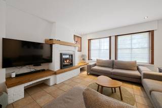 Instapklaar ruim woonhuis met zonnige tuin en grote garage met uitweg achteraan.<br /><br />Indeling:<br /><br />Inkomhal met afzonderlijk toilet en vestiairekast, ruime lichtrijke woonkamer, ingerichte open keuken, berging met wasplaats, badkamer voorzien van inloopdouche, wastafel en tweede toilet, 4 slaapkamers, bureau/dressing, extra hobbyruimte, zolder, zeer ruime garage met extra bergruimte (via uitweg achteraan), grote zonnige tuin met terras en apart toegankelijk via zijpoortje en overdekt gangpad achterkant. <br /><br />- Centrale verwarming op aardgas (HR-ketel)<br />- Dak en gevelisolatie<br />- Zonnepanelen<br />- Elektrische rolluiken<br />- Dubbele beglazing HOUT.