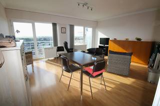 Dit gemeubeld appartement in Wenduine is een uitstekende keuze voor wie op zoek is naar een comfortabele woonruimte of een tweede verblijf aan de Belgische kust. Het appartement is gelegen aan de zonnekant en beschikt over een ruim terras waar je heerlijk kunt genieten van de zon en de frisse zeelucht. <br /><br />Indeling: Inkom, ruime woonkamer met veel lichtinval en aansluitend een ruim zonneterras waar men kan genieten van een uniek uitzicht, open keuken, mooie badkamer met douche, wastafel en toilet, één slaapkamer.<br />Individuele berging in de kelder en een gemeenschappelijke fietsenberging.<br />Residentie Casino beschikt zowel over een inkom op de Zeedijk als aan de achterzijde van de Zeedijk.<br /><br />Dankzij de ligging aan de zonnekant geniet je hier van veel natuurlijk licht in de woonruimtes. Het appartement is ideaal gelegen, op wandelafstand van de winkels, restaurants en openbaar vervoer. <br /><br />Kortom, dit appartement in Wenduine is een ideale uitvalsbasis voor wie op zoek is naar een comfortabele en praktische woonruimte aan de Belgische kust.<br /><br />Interesse?<br />Neem vlug contact op voor een vrijblijvende bezichtiging.