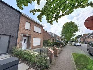 Deze stevige halfopen bebouwing is gelegen in de gegeerde wijk Fort Zevenbergen te Sint-Andries en biedt heel wat potentieel voor wie op zoek is naar ruimte, een solide constructie en een uitstekende ligging. De woning dient gerenoveerd/opgefrist te worden, maar beschikt over mooie volumes en een aangename indeling.<br /><br />Indeling gelijkvloers: inkomhal, lichtrijke woonkamer met eetplaats, afzonderlijke ingerichte keuken, praktische berging/wasplaats en kelder. Buiten geniet u van een tuin met terras, oprit en een garage achteraan het perceel.<br /><br />Op de eerste verdieping bevinden zich 4 volwaardige slaapkamers en een badkamer. Via een luik bereikt u de zolderverdieping, die extra bergruimte biedt.<br /><br />De woning is rustig gelegen, met vlotte verbinding naar het centrum van Brugge, scholen, winkels en openbaar vervoer. In de nabije omgeving bevinden zich onder andere Fort van Beieren, het natuur- en wandelgebied Tillegembos, diverse buurtwinkels, sportfaciliteiten en een snelle aansluiting richting expresweg en autosnelweg.<br /><br />Een ideale opportuniteit voor handige kopers of investeerders die deze woning verder willen omvormen tot een warme gezinswoning op een uitstekende locatie.
