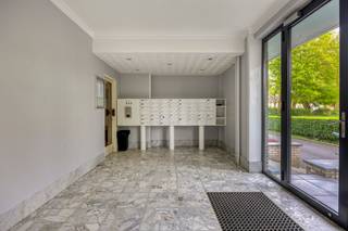 Au septième étage se trouve cet appartement lumineux de deux chambres à rafraîchir, avec cave privative.La disposition comprend un hall d’entrée, une...