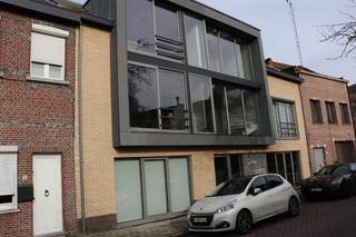 Zeer gunstig gelegen gelijkvloersappartement in het centrum van Rumst! Dit appartement bevindt zich op wandelafstand van verschillende winkels, een grootwarenhuis en het openbaar vervoer (bushalte). Het is tevens rustig gelegen in een enkelrichtingsstraat. De oprit van de E19 Antwerpen-Brussel ligt op slechts 3 min. rijden. Er is voldoende parkeergelegenheid in de straat en in de omgeving. <br /><br />Dit appartement bestaat uit: een inkomhall met vestiairekast, een berging/wasplaats, een woonkamer met veel lichtinval, een volledig ingerichte keuken, een hall, een apart toilet, een volledig ingerichte badkamer en 2 slaapkamers. Er is een privatieve kelder te bereiken via LIFT met handige schabben, ideaal voor stockage. Het pand beschikt verder over een oost-gericht terras/tuin/koer die volledig nieuw aangelegd zal worden + een overdekte berging. <br /><br />3 maanden huurwaarborg. De gemeenschappelijke kosten bedragen €70,-/maand. De keuring van de elektriciteit is conform. Zeer goede EPC-score! <br />Het appartement is instapklaar en beschikbaar 1/11/2026 !