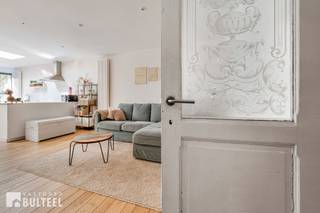 Deze energiezuinige en instapklare woning combineert charme met een overvloed aan natuurlijk licht. De inkomhal biedt u een ruime berging en een apart toilet. De gezellige leefruimte met open en ingerichte keuken sluit aan op een aangenaam terras met zicht op het groen. Op de eerste verdieping zijn er 2 ruime slaapkamers waarvan 1 toegang geeft tot de afgewerkte zolder die naar eigen smaak kan worden ingericht. De badkamer biedt u een lavabo, toilet en bad/douche. Het aangelegde terras met ruime berging zorgt voor een aangenaam buitenleven. De ramen zijn voorzien van dubbele beglazing. Centrale verwarming op aardgas. Elektriciteit is conform. De woning is momenteel verhuurd dus ook ideaal als opbrengsteigendom. Rustige ligging doch in de directe nabijheid van het Stadspark, de Grote Markt, scholen, winkels en openbaar vervoer. Vlotte verbinding naar E17 en N16.