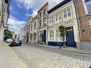 VISIT REQUESTS ONLY VIA THE WEBSITE IMMODAVINCI.BE<br /><br />Location<br /><br />This triplex flat is located in a quiet side street in the heart of the city near the Gravensteen, the Korenmarkt, the Gras -and Korenlei, the Veldstraat, the Lange Munt,... In short, this studio enjoys a top location. <br /><br />Layout<br /><br />You enter the apartment in the living area. Stairs take you to the first floor where you will find the kitchen and bathroom. You can go to the second floor where you will find the bedroom. <br /><br />-Free 1 ferbuari<br />-40 EUR per month fixed common costs<br />-Domicile compulsory <br />-private property insurance <br /><br />Quiet living in the historic city centre? Then this studio is for you!<br /><br />VISIT REQUESTS ONLY VIA THE WEBSITE IMMODAVINCI.BE