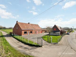 LiggingUniek gelegen boerderij op een totale grondoppervlakte van 22.277 m² in Lendelede. De locatie biedt rust, privacy en een landelijke...