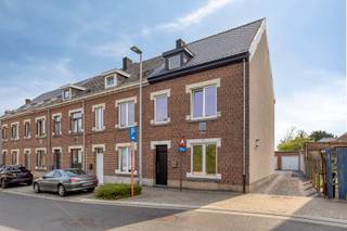 *** KIJKDAG ZATERDAG 15/08 tussen 9u30 en 12u30 *** OP AFSPRAAK *** Instapklare half-open bebouwing te Hekelgem. De woning is rustig gelegen in nabijheid van winkels/warenhuizen, openbaar vervoer, scholen, belangrijke invalswegen(N9 / op-en afrittencomplex E40) alsook prachtige wandel- en fietsroutes. Ze werd als volgt ingedeeld: op het gelijkvloers: een inkomhal, een afzonderlijk toilet, een technische/was ruimte, de lichtrijke leefruimte en een keuken waar alle toestellen aanwezig zijn. De nachthal geeft op de eerste verdieping toegang tot 2 slaapkamers en de badkamer met douche. De zolderverdieping is toegankelijk via een vaste trap en is volledig ingericht als 3de slaapkamer. Er is een handige kelder aanwezig en 2 garages achteraan het perceel.Troeven: Elektriciteit conform | Centrale verwarming op aardgas | Dak volledig gerenoveerd. Wenst u meer informatie of een bezoek? Aarzel niet ons te contacteren via Louis@immoaccenta.be